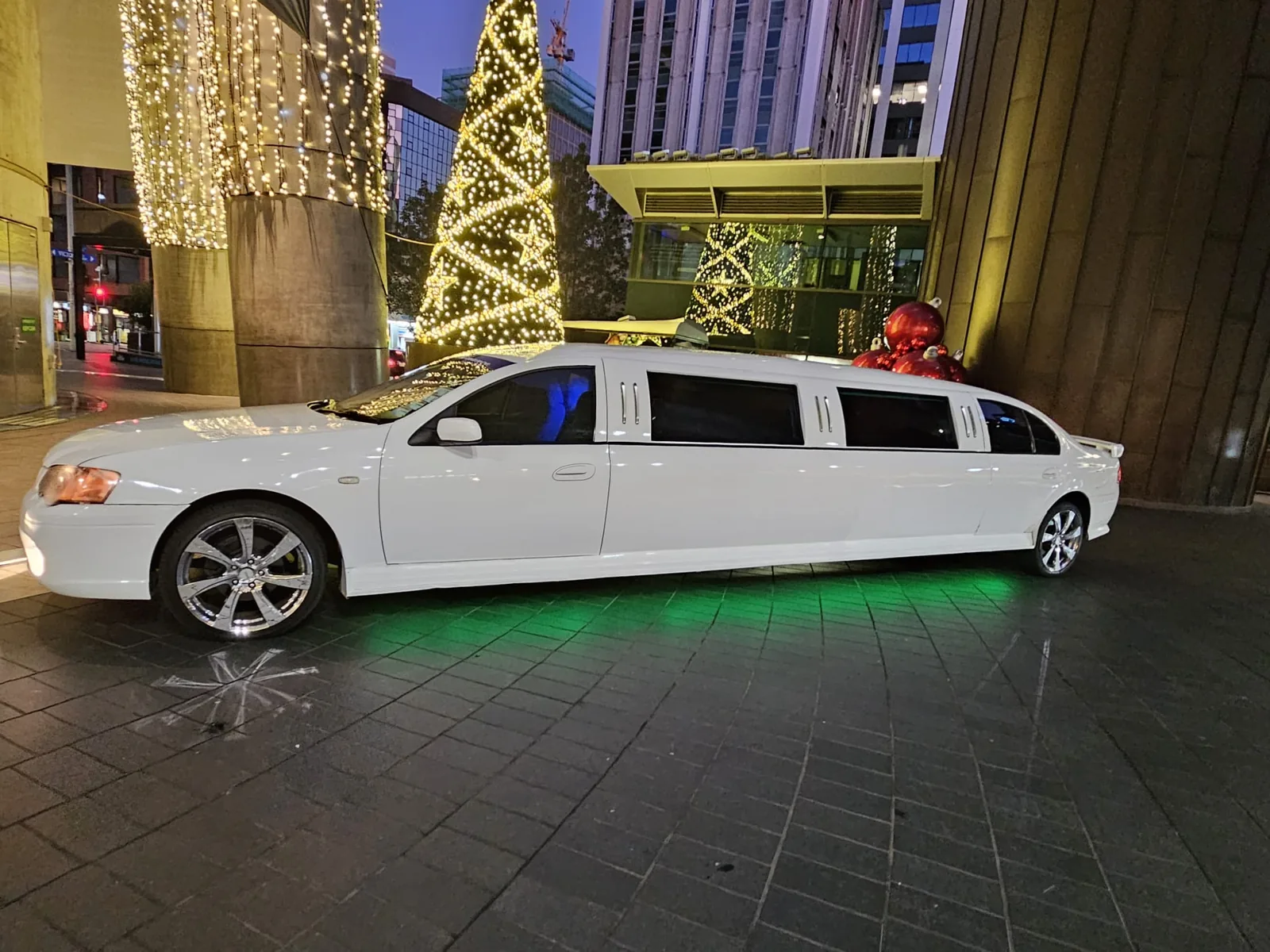 White Ford Falcon stretch limo in Auckland CBD at Christmas